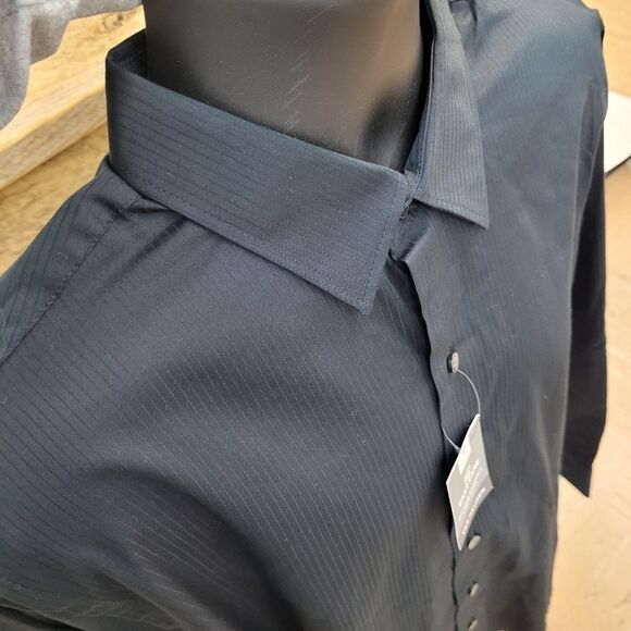 Van Heusen button down - Picture 3 of 7